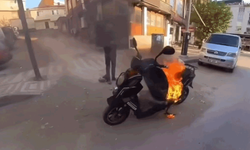 Bursa'da yanan motosiklete vileda kovasıyla müdahale edildi