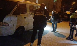 Çorum'da "dur" ihtarına uymadı, araçla polis memuruna çarpıp kaçtı