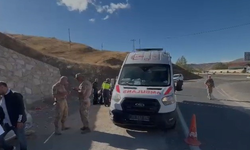 Elazığ'da otomobil durağa daldı: 1'i ağır 6 yaralı