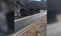 Elazığ’da virajı alamayan tır, devrildi