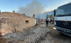 Erzurum'da korkutan yangın: 3 evin çatısı kül oldu