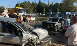 Eskişehir Yenikent’te can pazarı: İki otomobil kafa kafaya çarpıştı