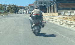 Eskişehir'de bir motosiklet sürücüsü trafikte canını tehlikeye attı