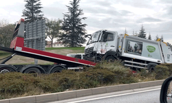 Eskişehir'de çöp kamyonu kontrolden çıktı, ağaçları devirdi