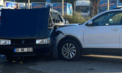 Eskişehir’de iki otomobil çarpıştı