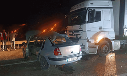 Gece saatlerinde can pazarı: Kırıkkale’de tır otomobile çarptı