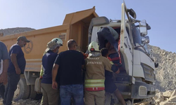 Hatay'da  hafriyat dökerken devrilen kamyonun sürücüsü yaralandı