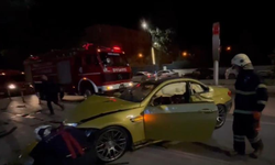 Isparta'da kontrolden çıkarak işletmeye dalan otomobilin altında kalmaktan kıl payı kurtuldu