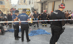İstanbul'da anne oğula servis aracının çarptığı kaza kameralara yansıdı