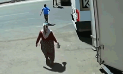 Kahramanmaraş'ta karşıya geçmek isteyen iki kardeşe iş makinesi çarptı