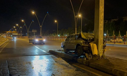 Kayseri'de klasik otomobil direğe ok gibi saplandı