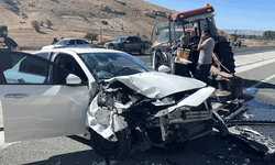 Kayseri'de otomobille traktör çarpıştı: 4 yaralı