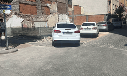 Kentsel dönüşüm alanı park yeri oldu! Eskişehir'de yayalar mağdur