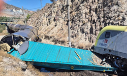 Malatya'da iki yük treni kafa kafaya çarpıştı: 1 yaralı