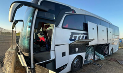 Mersin'de yolcu otobüsü refüje girdi: 13 yaralı