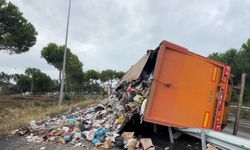 Samsun'da çöp yüklü tır devrildi, çöpler yola savruldu