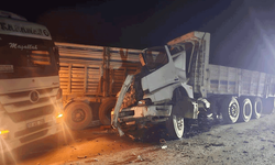 Bilecik'te seyir halindeki araç yol kenarındaki başka bir araca çarptı