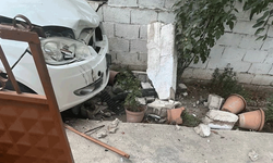 Tekirdağ'da otomobil kontrolden çıkarak bahçe duvarına çarptı