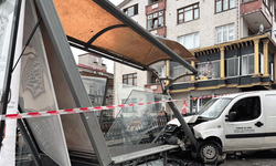 Trabzon'da el freni çekilmeyen araç otobüs durağına çarptı