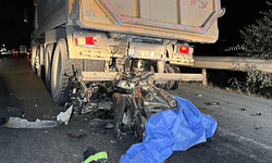 Uşak'ta motosiklet sürücüsü kamyona çarptı:1 ölü