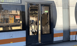 Açık bırakılan servis kapısına tramvay çarptı: 3 yaralı
