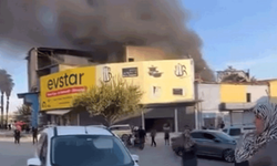Adana'da tekstil malzemesi satan iş yerinde çıkan yangın söndürüldü