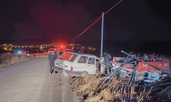 Afyon’da feci kaza: Su boruları otomobile saplandı