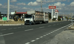 Afyonkarahisar'da cadde ve sokakları ağır tonajlı araçların işgal etmesine vatandaşlar tepkili