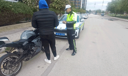 Afyonkarahisar'da motosikletinin plakasını bantla değiştiren sürücü polise yakalandı