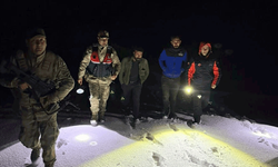 Ağrı'da kara saplanan araçlar mahsur kaldı