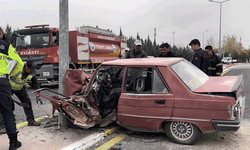 Aksaray'da hakimeyini kaybeden sürücü direğe çarptı: 2 yaralı