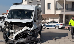 Aksaray'da trafik kazası: Servis minibüsüyle otomobil çarpıştı