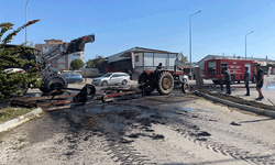 Antalya'da seyir halindeki traktörde saman balyaları alev alev yandı