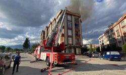 Balıkesir'de apartmanın çatısında yangın çıktı