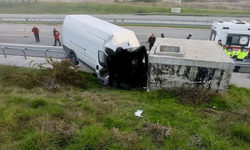 Balıkesir'de minibüs beton bloğa çarptı: 2 ölü 1 yaralı