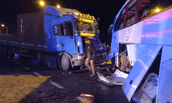 Bozüyük Eskişehir yolunda yolcu otobüsü ile tır çarpıştı: 20 yaralı