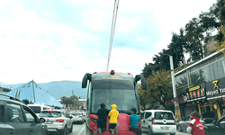 Bursa'da tramvayın arkasına tutunup ölümle burun buruna geldiler