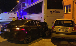 Çarpışan iki otomobil savrularak park halindeki otobüse çarptı: 1 yaralı