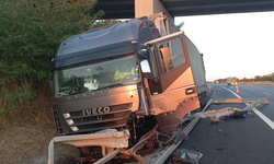 Edirne'de tır, bariyerlere ok gibi saplandı