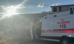 Erzincan'da alacaklarını alamayan işçiler çatıya çıktı