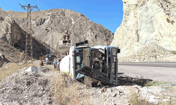 Erzurum-Artvin yolunda korkutan kaza: Beton mikseri devrildi