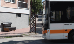 Eskişehir'de durağa kendi koltuklarını getiren vatandaşlardan belediyeye tepki
