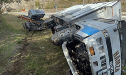 Eskişehir'de kamyon şarampole devrildi, sürücü ölümden döndü