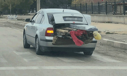 Eskişehir'de kereste dolu otomobil trafiği tehlikeye attı
