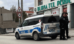 Eskişehir'de plakasız motosiklet polis aracına çarpıp kaçtı