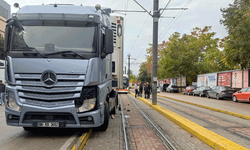 Eskişehir'de tır tramvay yoluna girdi, seferler aksadı