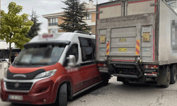 Eskişehir'de trafiği kilitleyen kaza: Tır ile minibüs çarpıştı