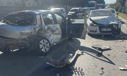 Gaziantep'de kontrolden çıkan otomobil karşı şeride uçarak iki otomobile çarptı
