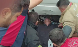 Hatay'da elektrik direğine çarpıp ters dönen minibüste can pazarı yaşandı