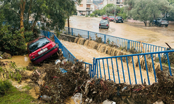 İzmir'de sağanak yağış hayatı felç etti